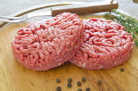 Deux steaks hachés sur une planche
