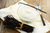 Un bol contenant du yaourt avec des gousses de vanille