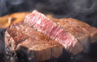 Un steak en train de cuire dans une poêle