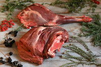 De la viande de chevreuil avec des herbes aromatiques