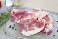 Des manchons de canard très gras sur un plateau de cuisine