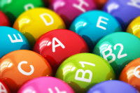 Pilules de toutes les couleurs représentant certaines vitamines