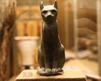 Statue de la déesse Bastet représentée sous forme de chat