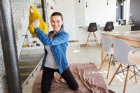 Une jeune femme s'apprête à lancer un oreiller