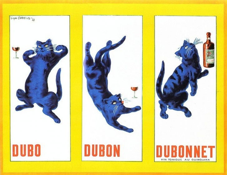 Une affiche avec un chat bleu pour faire la publicité du vin tonique Dubonnet