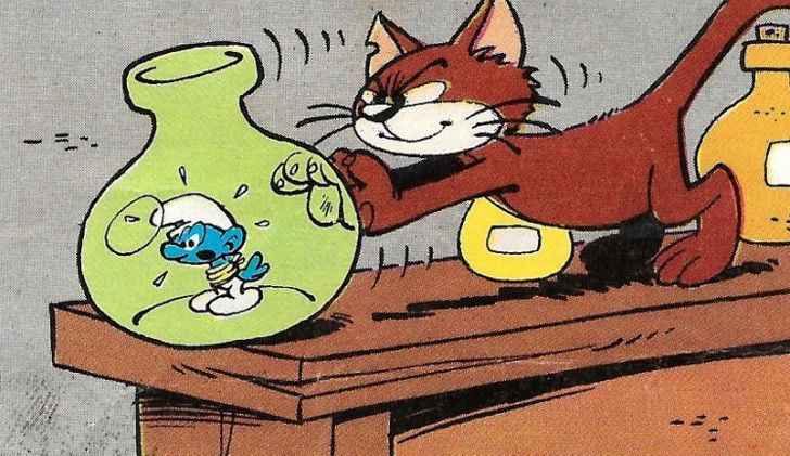 Une image de la bande dessin&eacute;e &laquo; Les Schtroumpfs &raquo; montrant Azra&euml;l poussant au bord d'une table un bocal contenant un Schtroumpf coinc&eacute; dedans