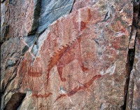 Une représentation du Mishibizhiw accompagné d’un canoë et de deux serpents, au Lake Superior Provincial Park (Canada)
