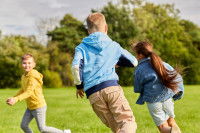 Des enfants jouent à chat dans le jardin