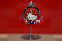 Un porte-monnaie avec une illustration d'Hello Kitty
