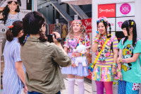 Des jeunes filles japonaises interviewées à la télévision dans la rue Takeshita à Harajuku (Tokyo)