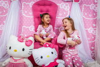 Deux filles en pyjama et avec des jouets Hello Kitty lors d'une séance photo