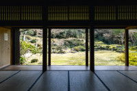 L'intérieur minimaliste d'un temple donnant sur un jardin japonais à Kyoto (Japon)