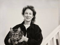 Une photo de la poétesse Margaret Atwood tenant son chat dans ses bras