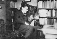 T. S. Eliot assis chez lui avec son chat