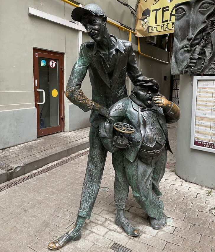 La statue du chat Béhémoth et de Koroviev, dans la cour du musée Boulgakov à Moscou
