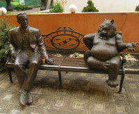 La statue de Boulgakov et du chat Béhémoth à Kharkiv, en Ukraine