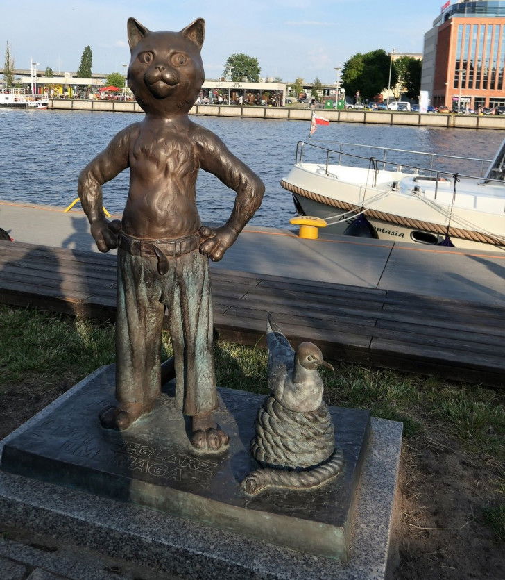 La statue du chat Umbriaga, à Szczecin (Pologne)