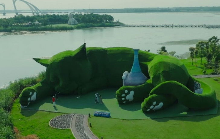 La statue Le Chat vert géant, à Huai’an (Chine)