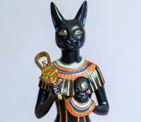 Une statue de Bastet, déesse égyptienne à tête de chat
