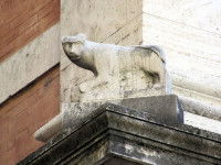La statue de chatte de la via della gatta, à Rome