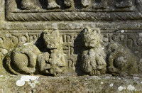 Les chats sculptés sur la haute croix celtique du monastère irlandais de Monasterboice