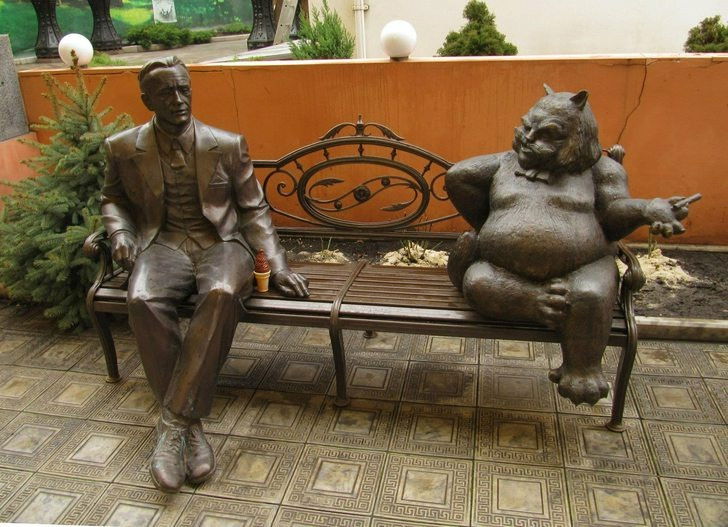 La statue de Boulgakov et du chat Béhémoth à Kharkiv, en Ukraine
