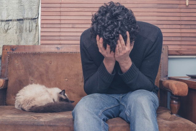 Un homme déprimé à côté de son chat