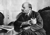 Une photo de Vladimir Ilitch (Lénine) assis et tenant un chat dans ses bras