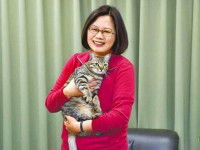 La présidente de Taïwan, Tsai Ing-wen, avec son chat dans les bras