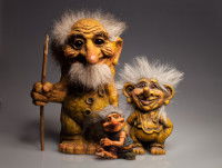 Trois petites statues de troll aux cheveux gris.