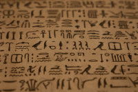 Une page comportant un ensemble de hiéroglyphes.