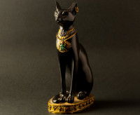 Une statue de Bastet, la déesse égyptienne ayant les traits d'un chat noir