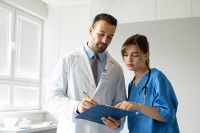 Un vétérinaire et son assistante discutent et prennent des notes