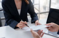 Une femme examine un CV lors d'un entretien d'embauche