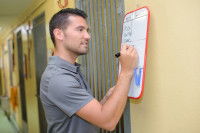 Un bénévole gère le planning d'un refuge canin