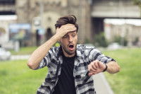 Un jeune homme en retard pour son travail