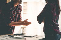 Un homme et une femme se disputent