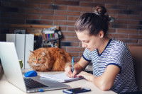 Une cat-sitter prépare ses rendez-vous avec ses clients