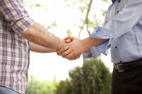 Deux hommes en confiance se serrent la main