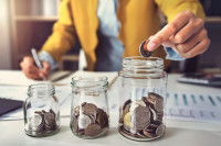Un homme gagne de l'argent et fait des économies