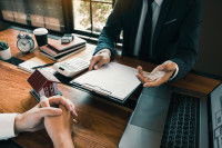 Un homme souscrit une assurance