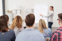 Un groupe de personnes suit une formation