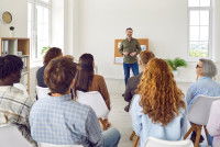 Un groupe de personnes participent à une formation