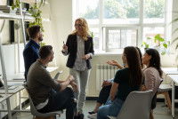 Un groupe de quatre personnes lors d'une formation