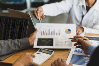 Un homme fait une étude de marché avant d'investir