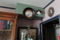 Chat dans un meuble pour chat