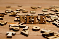 De nombreuses lettres en bois disposées sur une table