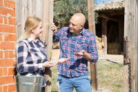 Deux personnes tenant une conversation