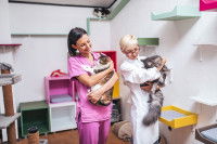 Deux travailleuses d'un élevage félin