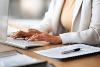 Une femme travaillant sur un ordinateur